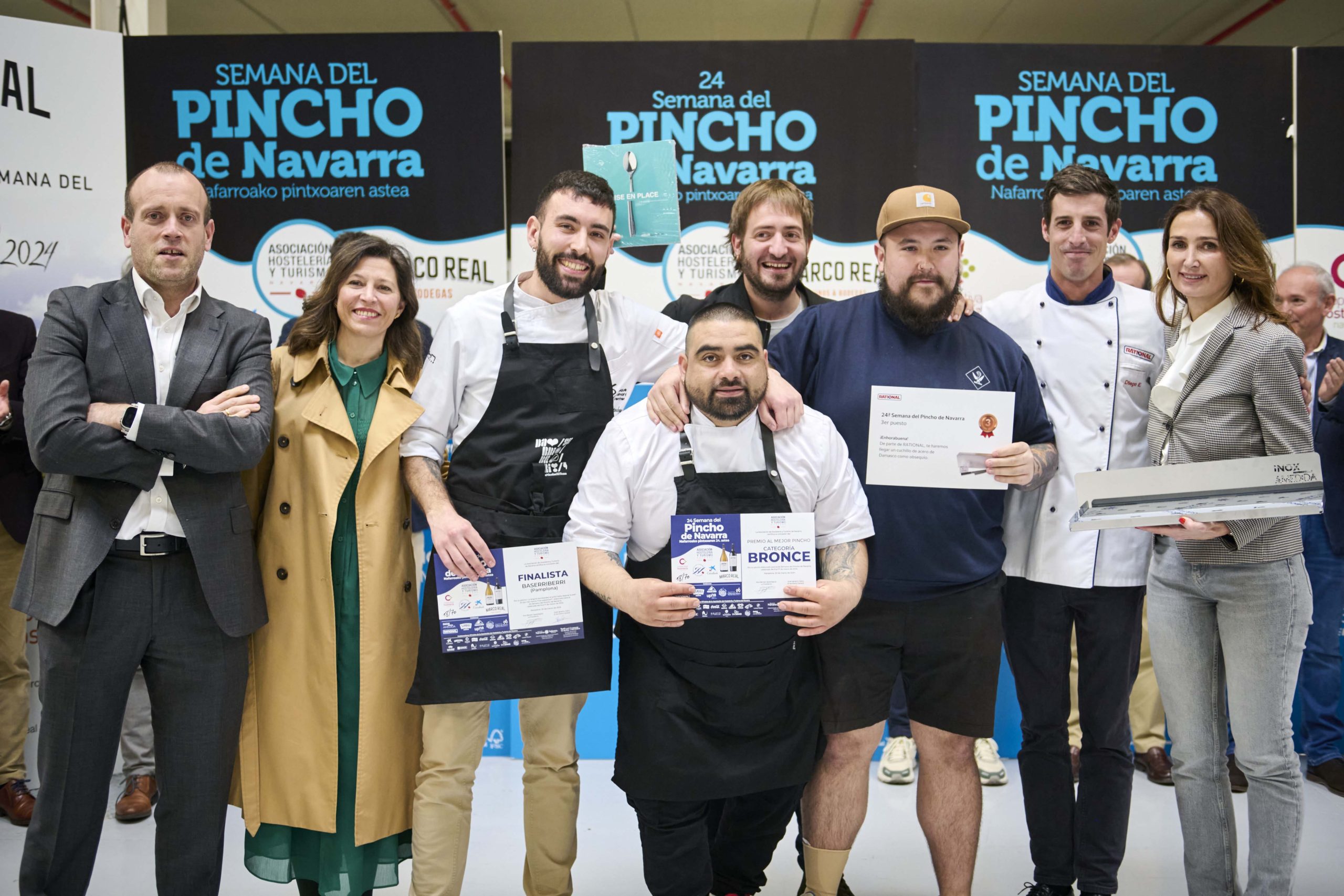 Baserriberri premio bronce de la Semana del Pincho de Navarra recoge el premio que entrega Ana Rivas de Gobierno de Navarra y y empresas colaboradoras