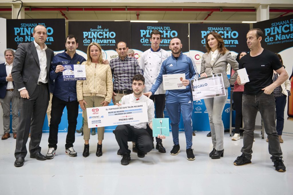 Bar Ayres del Soto, ganador de la Semana del Pincho de Navarra 2024, Recoge el premio y posa con la presidenta de AEHN y empresas colaboradoras.