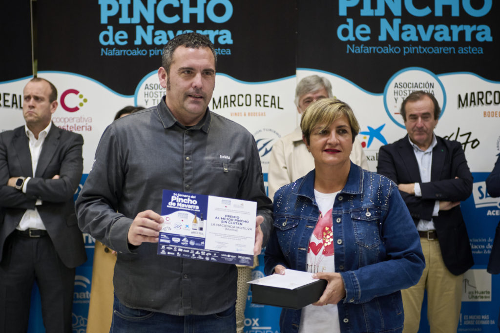 Premio al mejor pincho sin gluten, entrega Asociación de Celíacos de Navarra y recoge La hacienda de Mutilva.