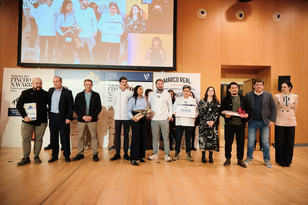 Premio plata Bar Baserriberri de Pamplona posan recogiendo su premio.