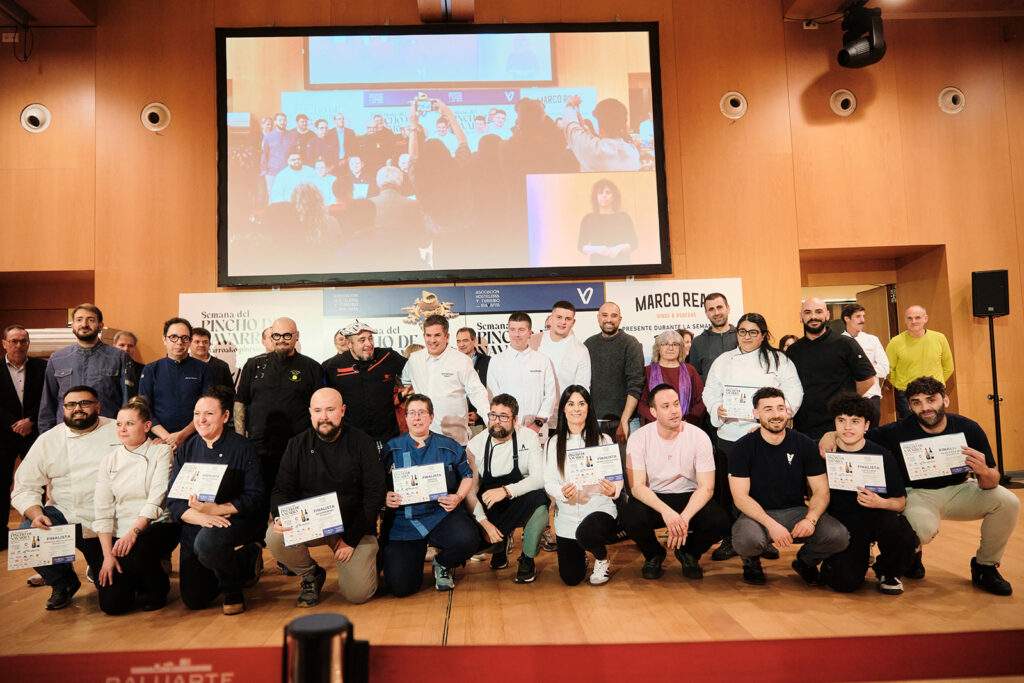 Todos los finalistas posan con su diploma junto al jurado profesional y popular