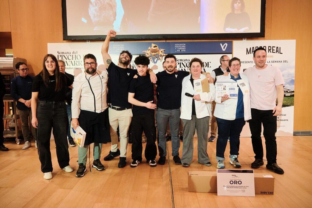 Los ganadores ex-aequo Gatza y Amatxo posan felices con su premio.