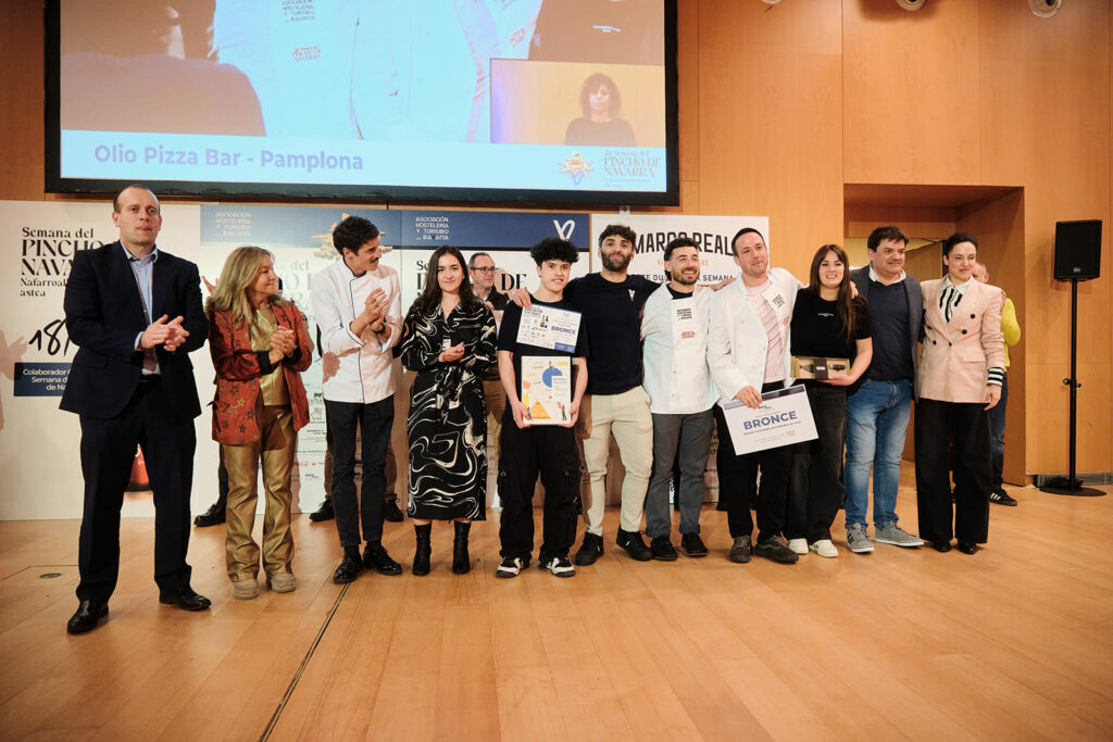 Premio Bronce Olio Pizza posan recogiendo su premio.