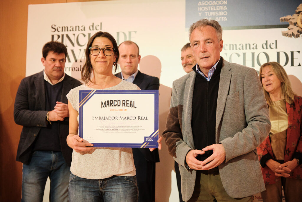 Premio embajador Marco Real Bernabe que recoge otra persona en representación