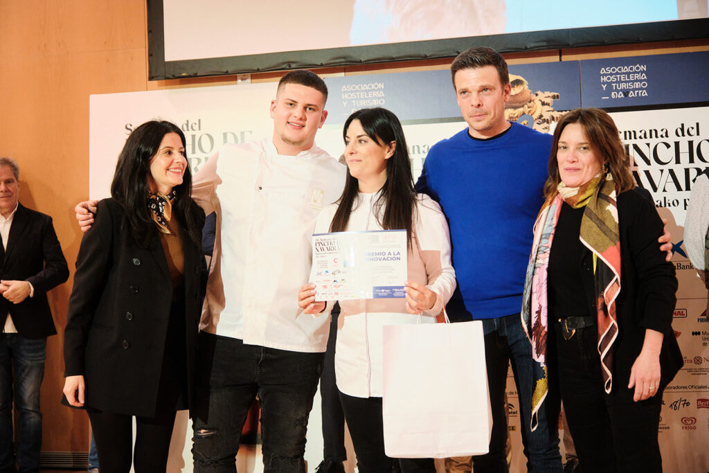 Premio Innovación otorgado por la Upna al Akari Gastroteka de Pamplona