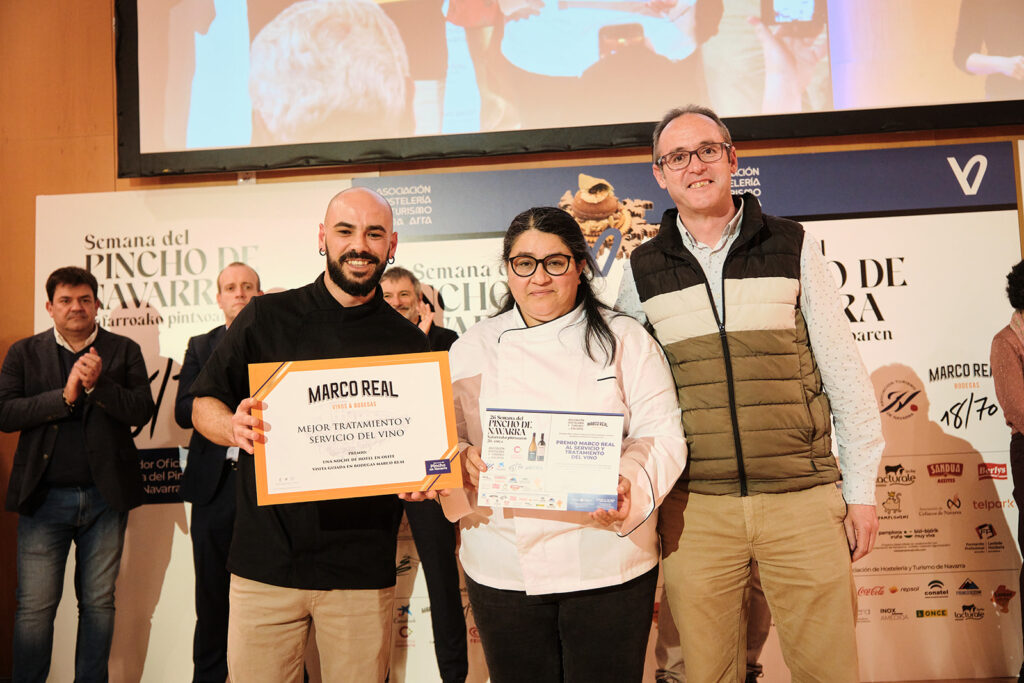 Entrega del premio Tratamiento y Servicio del Vino al Bar New Gure Etxea de Pamplona
